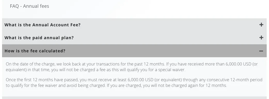 Captura del centro de ayuda de Payoneer, FAQ sobre la comisión anual: la pregunta sobre cómo se calcula la comisión abierta, con la regla de los 6.000 dólares recibidos en los últimos 12 meses